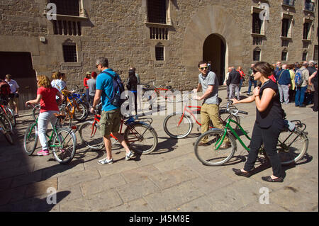 Les groupes de touristes à bicyclette au Grand Palais Royal de Barcelone Espagne ES EU Banque D'Images