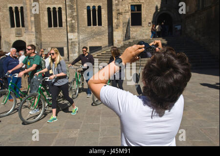 Les groupes de touristes à bicyclette au Grand Palais Royal de Barcelone Espagne ES EU Banque D'Images