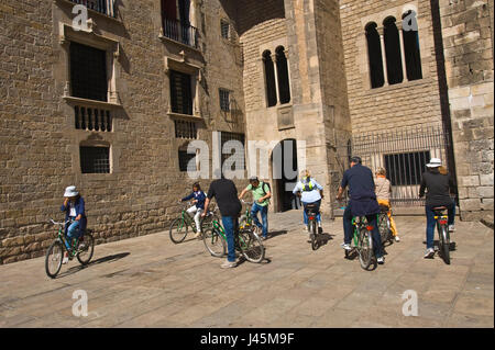 Les groupes de touristes à bicyclette au Grand Palais Royal de Barcelone Espagne ES EU Banque D'Images