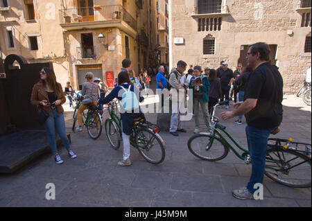 Les groupes de touristes à bicyclette au Grand Palais Royal de Barcelone Espagne ES EU Banque D'Images