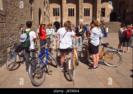 Les groupes de touristes à bicyclette au Grand Palais Royal de Barcelone Espagne ES EU Banque D'Images