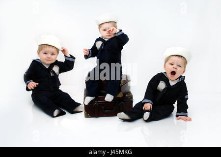 Adorable Bebe Garcon Porte Un Costume Militaire De La Marine Il Est Manifeste Et Se Penchant Sur Un Cote Dans Une Chambre Blanche Avec Tout L Espace Pour La Personnalisation Photo Stock Alamy