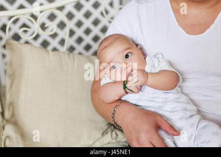 Bébé garçon enfant asiatique dans les mains du père Banque D'Images