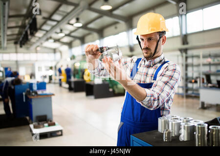 Un superviseur qui effectue le contrôle de la qualité et contrôle de pruduction metal factory Banque D'Images