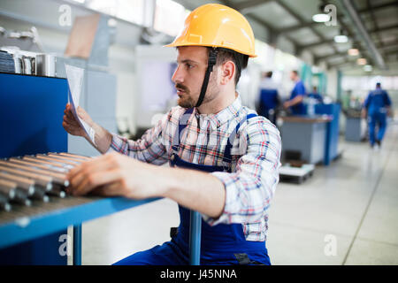 Un superviseur qui effectue le contrôle de la qualité et contrôle de pruduction metal factory Banque D'Images