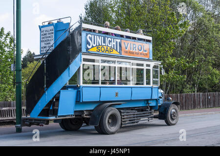 Une ancienne bleu collecte de passagers à Beamish Museum,Angleterre,UK Banque D'Images