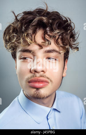 Portrait de jeune homme avec curly hairstyle. studio shot. Banque D'Images