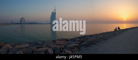 Dubaï, Émirats arabes unis - Mars 30, 2017 : l'horizon du soir avec le Burj Al Arab et de la plage de Jumeirah Hotels. Banque D'Images