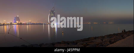 Dubaï, Émirats arabes unis - Mars 30, 2017 : l'horizon du soir avec le Burj Al Arab et de la plage de Jumeirah Hotels. Banque D'Images