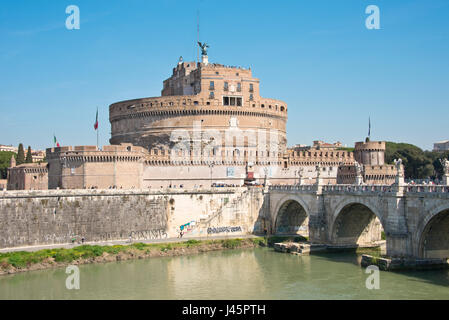 Le Mausolée d'Hadrien, généralement connu sous le nom de Castel Sant'Angelo 'Château du Saint Angel', est un imposant bâtiment cylindrique dans le Parco Adriano. Il a été Banque D'Images