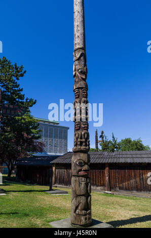VICTORIA,BC CANADA Septembre 2013 : totems dans Thunderbird Park sculptés par les Canadiens autochtones. Le parc fait partie du Royal BC Musées. Banque D'Images