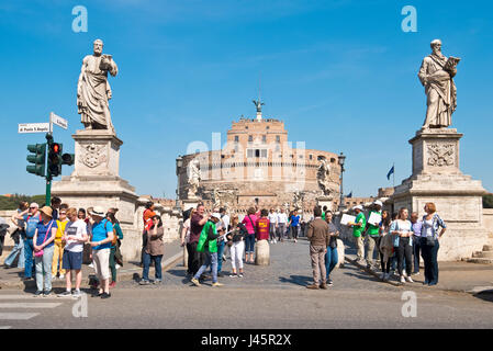 Le Castel Sant'Angelo avec les touristes à pied à travers la zone piétonne Saint Angelo ou pont Ponte Sant'Angelo sur le Tibre sur une journée ensoleillée. Banque D'Images