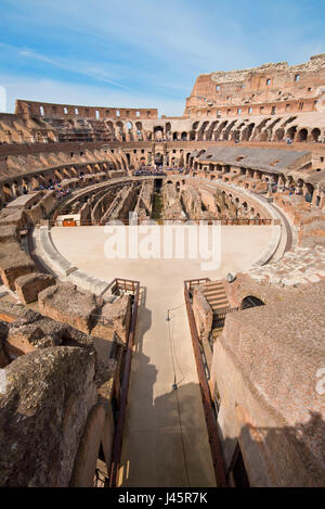 Un grand angle vue de l'intérieur de l'amphithéâtre à l'intérieur du Colisée lors d'une journée ensoleillée avec ciel bleu prises à partir de l'intermédiaire. Banque D'Images