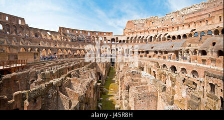 Photo 2 une croix vue panoramique vue de l'intérieur de l'amphithéâtre à l'intérieur du Colisée avec les touristes visiteurs sur une journée ensoleillée avec bleu. Banque D'Images