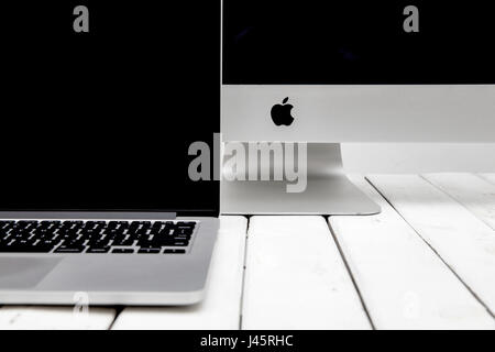 Ordinateur iMac et MacBook ordinateur portable sur la table. Banque D'Images