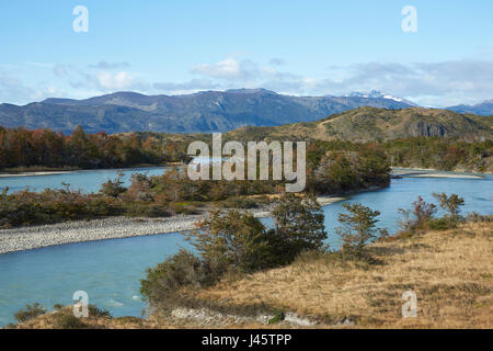 Rio de gris Le Parc National Torres del Paine, Chili Banque D'Images