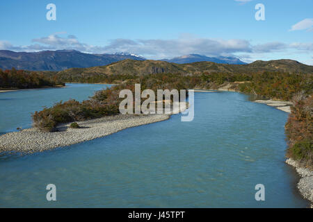 Rio de gris Le Parc National Torres del Paine, Chili Banque D'Images