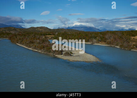 Rio de gris Le Parc National Torres del Paine, Chili Banque D'Images