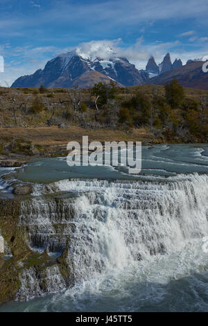 La cascade "Cascada Paine' sur la rivière Paine dans le Parc National Torres del Paine dans la région de Magallanes du sud du Chili. Banque D'Images