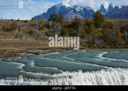 La cascade "Cascada Paine' sur la rivière Paine dans le Parc National Torres del Paine dans la région de Magallanes du sud du Chili. Banque D'Images