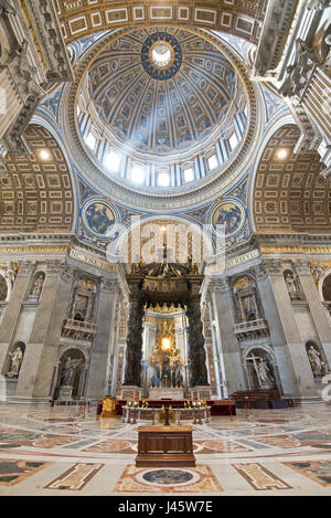 Un grand angle vue de l'intérieur à l'intérieur de la Basilique St Pierre des principales modifier et Dome. Banque D'Images