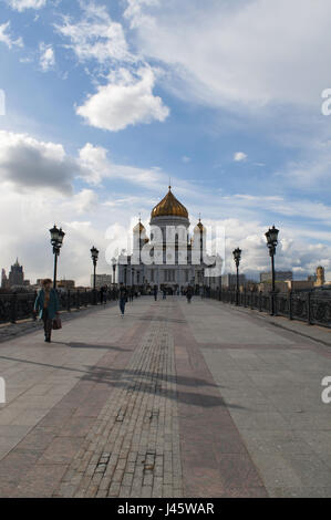 Moscou : les gens marcher sur le pont de Patriarche avec vue sur la Cathédrale de Christ le Sauveur, la plus grande église chrétienne orthodoxe dans le monde Banque D'Images