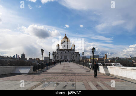 Moscou : les gens marcher sur le pont de Patriarche avec vue sur la Cathédrale de Christ le Sauveur, la plus grande église chrétienne orthodoxe dans le monde Banque D'Images