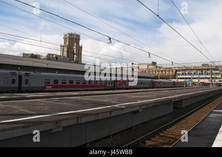 Des plates-formes, l'une des gare Paveletsky de Moscou 9 gares principales, construit en 1900 : ici en 1924, les moscovites venus rencontrer le corps de Lénine Banque D'Images