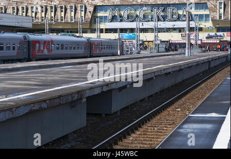 Des plates-formes, l'une des gare Paveletsky de Moscou 9 gares principales, construit en 1900 : ici en 1924, les moscovites venus rencontrer le corps de Lénine Banque D'Images