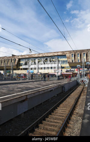 Des plates-formes, l'une des gare Paveletsky de Moscou 9 gares principales, construit en 1900 : ici en 1924, les moscovites venus rencontrer le corps de Lénine Banque D'Images