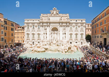 Une vue aérienne de la fontaine de Trevi "Fontana di Trevi à Rome avec des foules de touristes et de visiteurs sur une journée ensoleillée avec ciel bleu. Banque D'Images
