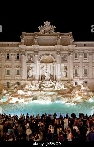 Une vue aérienne de la fontaine de Trevi "Fontana di Trevi à Rome avec des foules de touristes et de visiteurs de nuit. Banque D'Images
