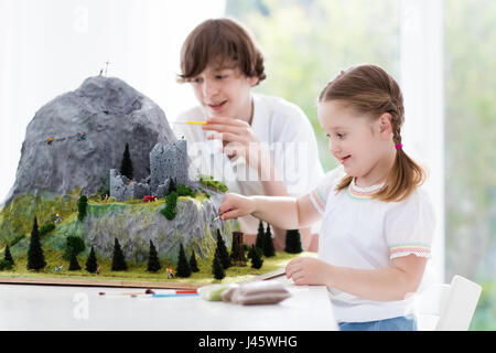 Les enfants travaillent sur la construction de modèles de projet de l'école. Enfants construction modèle à échelle réduite pour la montagne de classe de géographie. Activités parascolaires et collectors de cl Banque D'Images