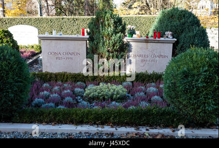 La tombe et pierre tombale de Charles Chaplin, acteur et réalisateur du cinéma muet et son épouse Oona Chaplin. Cimetière de Corsier-sur-Vevey. 20 Novembre 2016 Banque D'Images