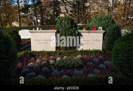 La tombe et pierre tombale de Charles Chaplin, acteur et réalisateur du cinéma muet et son épouse Oona Chaplin. Cimetière de Corsier-sur-Vevey. 20 Novembre 2016 Banque D'Images