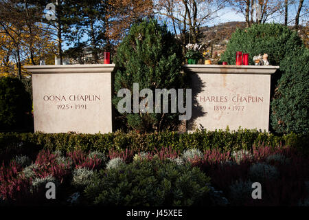 La tombe et pierre tombale de Charles Chaplin, acteur et réalisateur du cinéma muet et son épouse Oona Chaplin. Cimetière de Corsier-sur-Vevey. 20 Novembre 2016 Banque D'Images