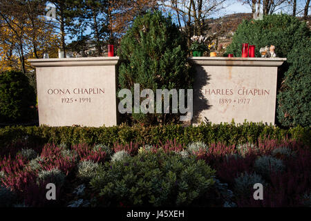 La tombe et pierre tombale de Charles Chaplin, acteur et réalisateur du cinéma muet et son épouse Oona Chaplin. Cimetière de Corsier-sur-Vevey. 20 Novembre 2016 Banque D'Images