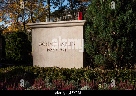 La tombe et pierre tombale du Oona Chaplin, épouse de Charles Chaplin, acteur et réalisateur de films muets. Cimetière de Corsier-sur-Vevey. 20 Novembre 2016 Banque D'Images