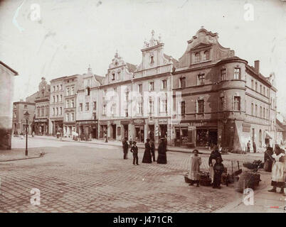 Opole Rynek fait référence à la place du marché à Opole, en Pologne, capturée dans des images historiques de 1899. La place a été un élément central de la vie sociale et économique de la ville, marquée par ses bâtiments historiques et l'évolution du paysage urbain au fil du temps. Banque D'Images