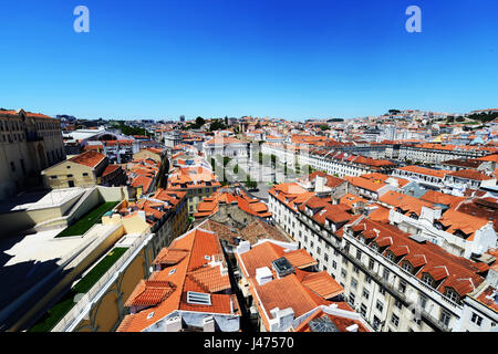 Rood rouge haut bâtiments et Place Restauradores à Lisbonne, Portugal. Banque D'Images