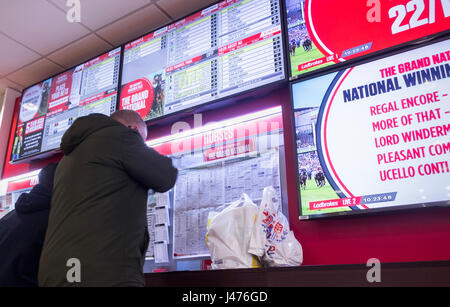 Ladbrokes betting shop, bookmakers, le grand national 24. uk Banque D'Images