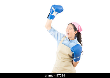 Maison gagnante femme célèbre boxing et un tablier. Gagnant et de la femme au foyer concept réussite photo de jeune fille asiatique multiraciale o isolés Banque D'Images