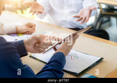 L'équipe d'affaires présents. Investisseur professionnel Photo nouveau projet de travail de démarrage d'entreprise. Finances réunion d'affaires. Ordinateur portable tablette numérique smar Banque D'Images