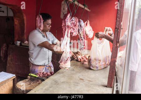 Une boucherie musulmane sert un client dans un magasin à Negombo, Sri Lanka. Banque D'Images