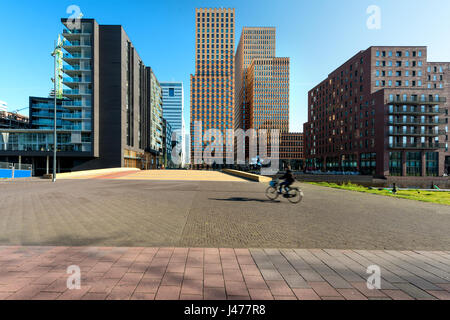 Gratte-ciel d'Amsterdam, Pays-Bas. Les immeubles de bureaux à Amsterdam Zuid, Amsterdam, Pays-Bas. Les gens de la bicyclette à Amsterdam, Pays-Bas Banque D'Images