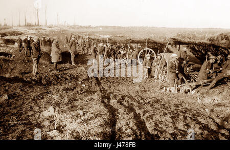 WW1 - batterie sous l'écran de camouflage - 26 mai 1917 Banque D'Images