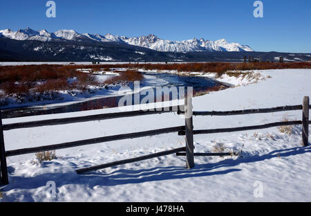 Big Salmon River et Sawtooth Mountain range, hiver, à l'été, à l'été Banque D'Images