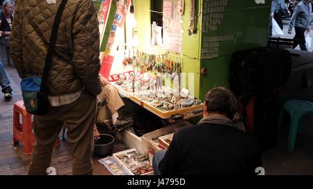 Marché de Jade Sham Shui Po Marché aux puces de la rue Apliu Hong Kong Banque D'Images