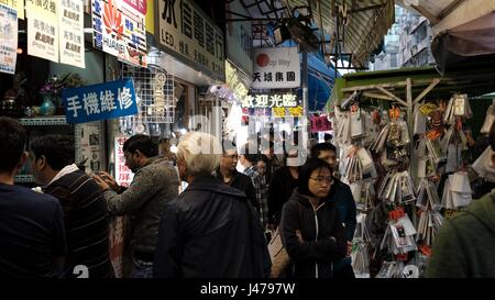 Des foules de gens sur le marché de l'électronique de la rue Apliu Hong Kong Sham Shui Po Banque D'Images