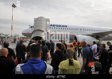 Les passagers à bord d'un Airbus A320-200 Aegean Airlines à l'aéroport international Ben Gorion, Israël Banque D'Images